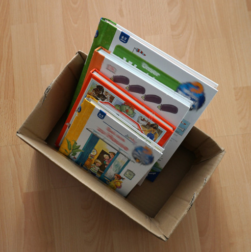 Kleiner Karton mit Kinderbüchern