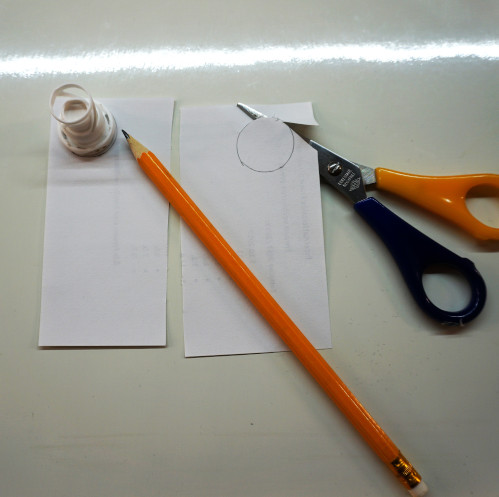 Ein kleiner Kreis wird auf Papier gemalt und ausgeschnitten.