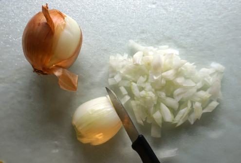 Gepellte und geschnittene Zwiebel